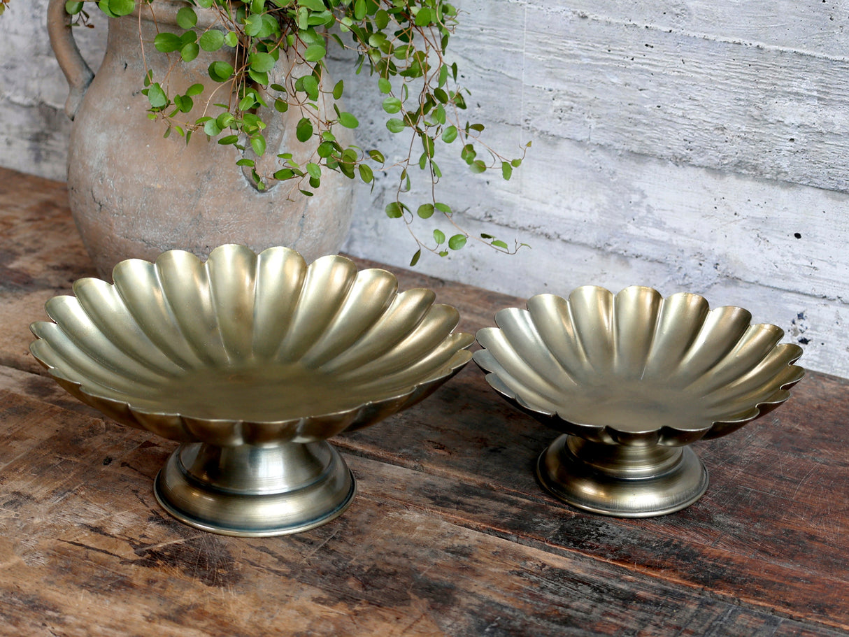 Small Centrepiece on foot with grooves*
