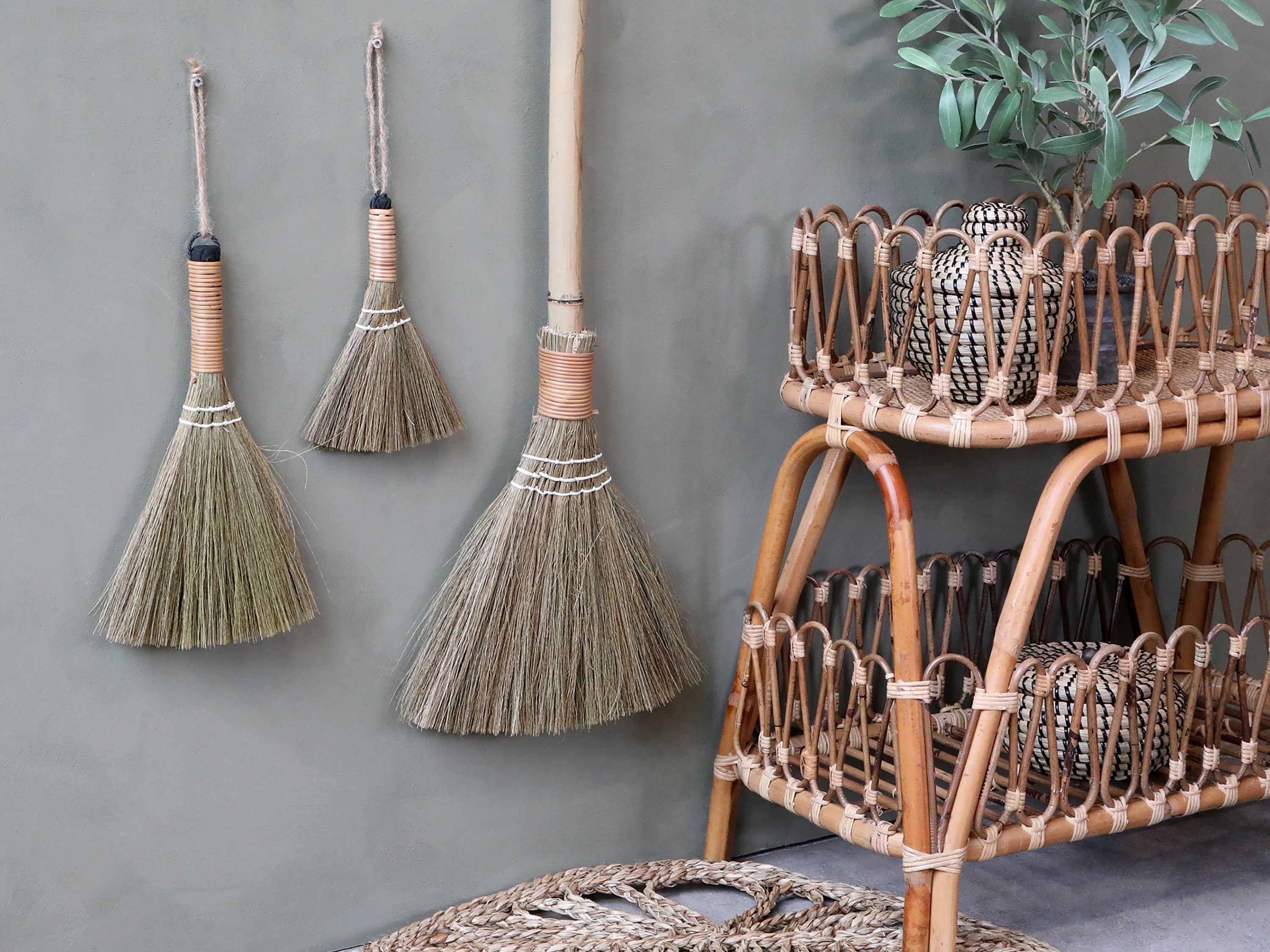 Small Sweeping broom made of natural straw - Nature
