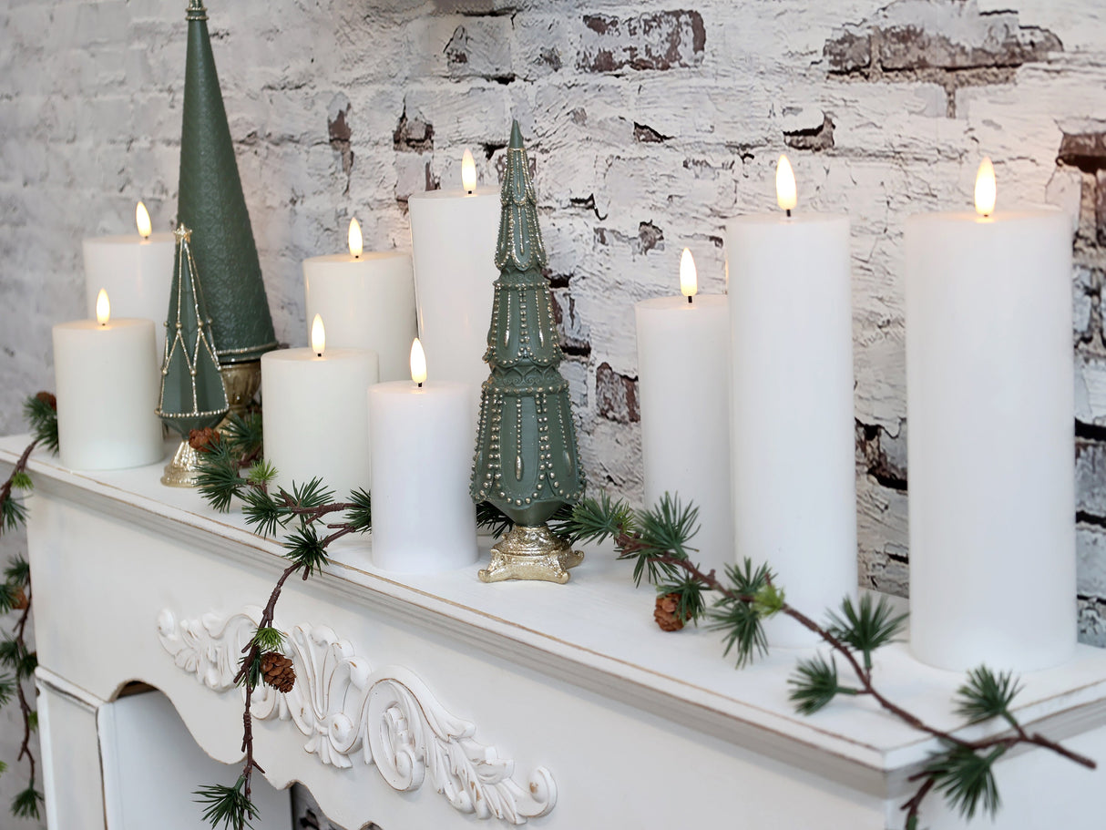 Fleur Cedar Garland with Pine Cones