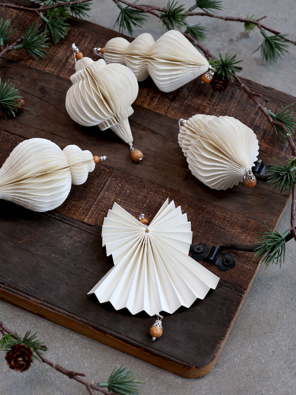 Fleur Cedar Garland with Pine Cones